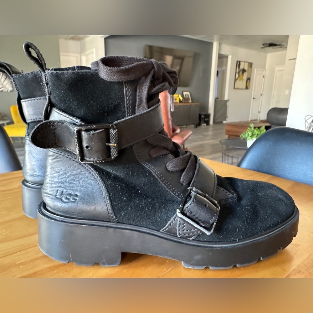 Women’s Zorrah Uggs moto boots size 9